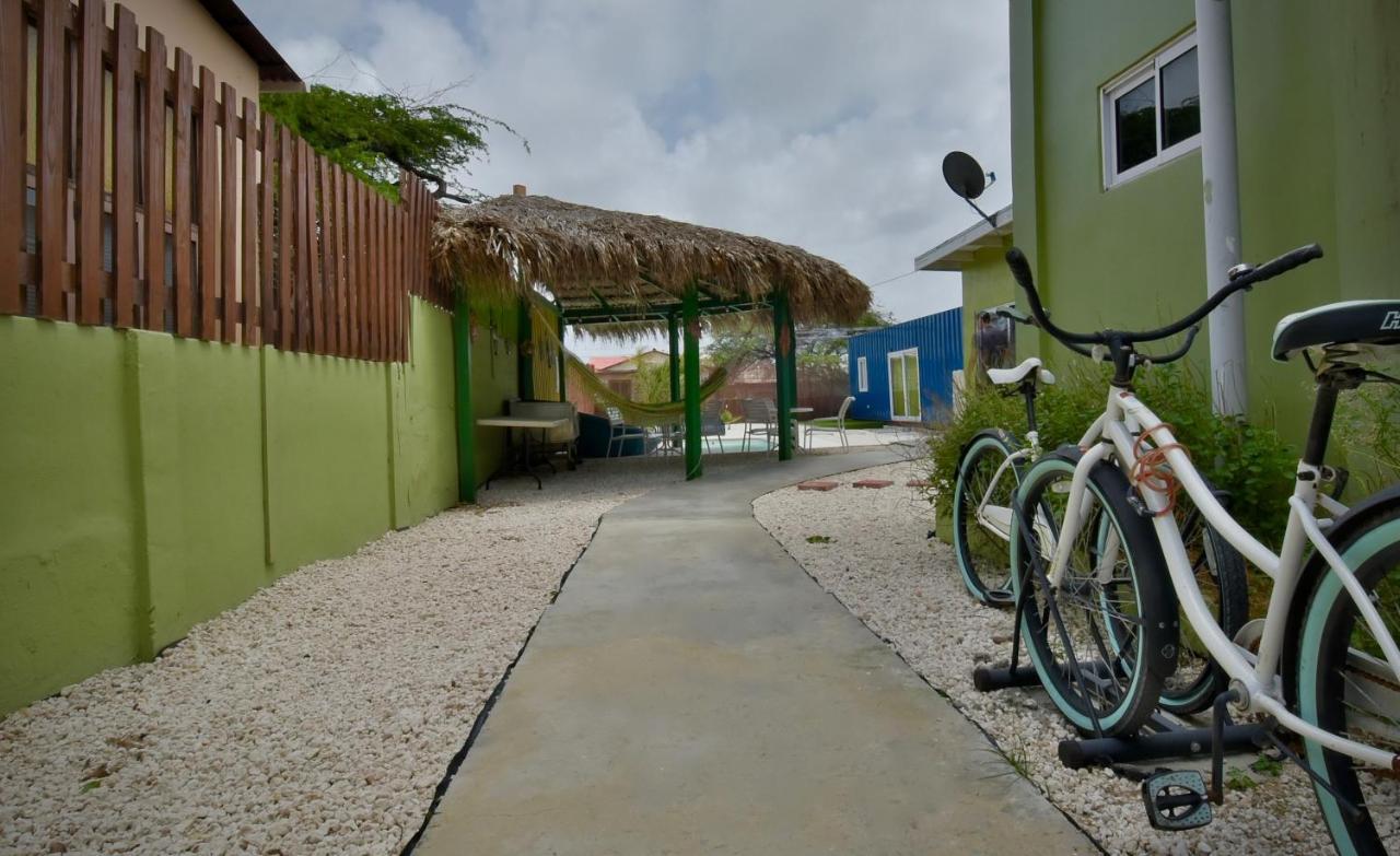 Pista Q Hostel And Apartments Oranjestad Exterior photo