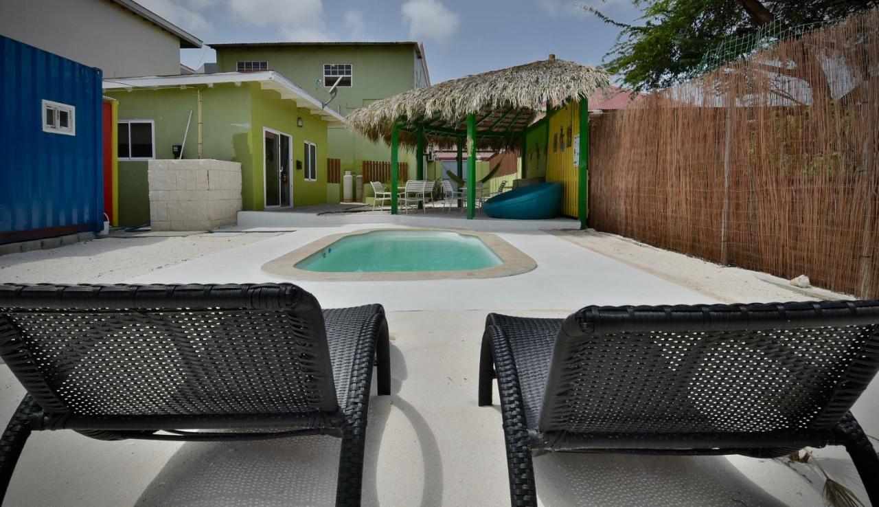 Pista Q Hostel And Apartments Oranjestad Exterior photo