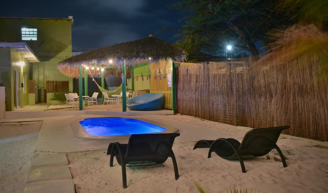 Pista Q Hostel And Apartments Oranjestad Exterior photo